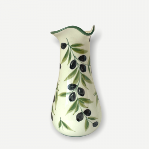 En vinkaraff i Lena Linderholms design Olivia. Svarta oliver med gröna kvistar.Vit beige botten på keramiken som är i fajans. Karaffen rymmer 0,65 l och är unik i sitt slag