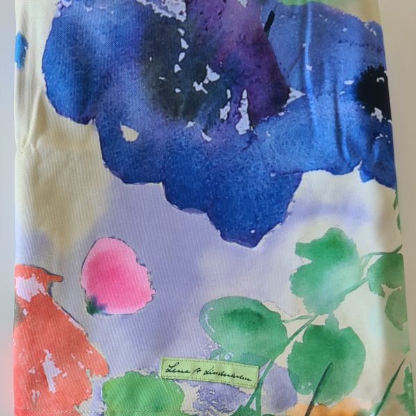 En vacker blommande duk med blommor av anemoner. Blommorna är blå i olika nyanser. Det är även gröna blad och vallmomlommor. Duken är av materialet polyeter ochg måtten är 140x 220 . Den behöver inte stykas efter tvätt. Tvättas i 30g. Våran kända konstnärinna Lena Linderholm har designat duken.