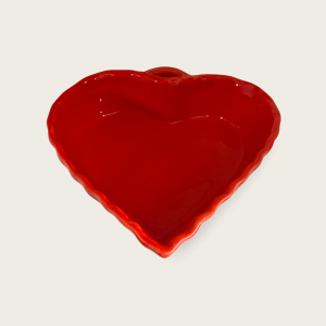 röd hjärtformad ugns fast form . handmålad och svensk design konstnärinnan lena linderholm