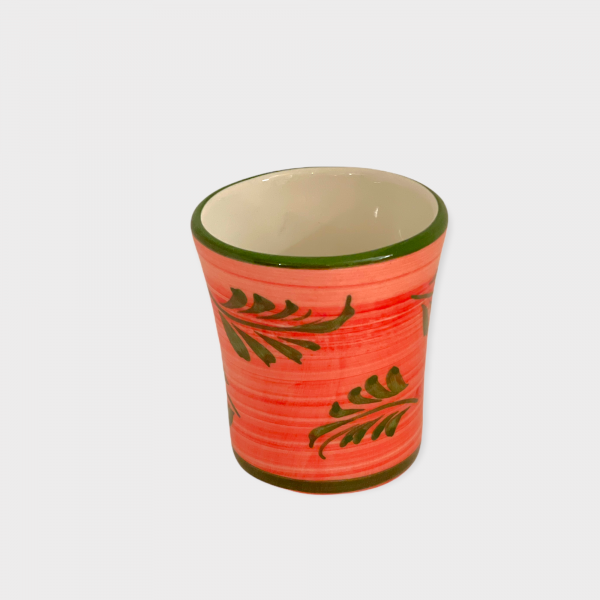 Espresso eller glögg mugg i härligt rödmelerade färger med mörkgröna grankvistar som dekor. Det är en mörkgrön målad kant upptill på muggen samt nertill. Innuti är färgen vit-beige.keramik och fajans. Kan även användas till en liten vas.