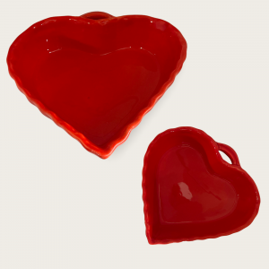 Ugnsäker form i röda härliga färger. En form utformat som ett hjärta. Målad för hand i en under bar julröd färg med ett litet handtag att ta fatt i med vågiga kanter. Tål ugnvärme , micro och diskmaskin