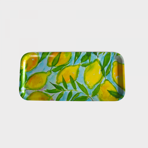 en avlång bricka med gula härliga citroner som lyser från en ljusblå bakgrund med gröna kvistar. härliga merlerande färger design av konstnärinnan lena linderholm