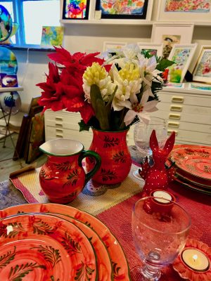 julkeramik i rödmelerad förg med mörkgröna kvistar svensk design lena linderholm