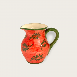 röd melerad liten kanna med mörkgröna grankvistar handmålad keramik, handmålad. svensk design lena linderholm