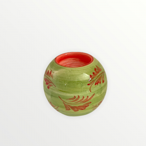 Ljusboll för värmeljus. Grönmelerad med en rödkvist som liknar en grankvist. Rödmelerad där ljuset ska sitta. Keramik. Design Lena Linderholm