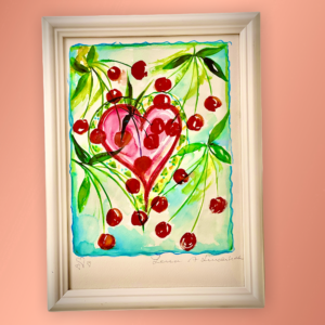 Lena linderholms målning körsbärshjärtan i varma färger i rött och rosa med svävande körsbär runtomkring bakgrunden är turkos och gröna blad. Handcolorerad . art fine giclee tryck med vit träram.