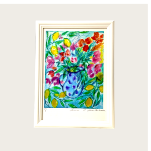 en vackert art finte giclee tryck av lena linderholm med vackra blommor i cerisa färger och rött allt tillsammans i en blå prickig kanna med citroner runt omkring och gröna blad bakgrunden i turkost ljuvliga färger