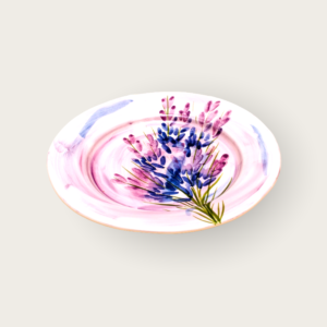 mattallrik i keramik från lena linderholms kollektion lavendel. 26 cm färgerna går i lila blått och med en lavendelbuske på tallriken med en grön skälk