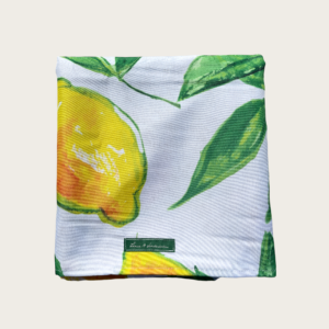 stora gula citroner med gröna blad på en duk av polyester med vitblå botten