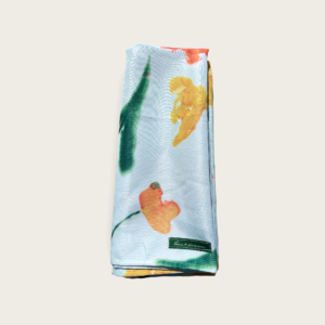 en duk i polyester som gör den strykfri, underbar med tulpaner i olika färger, orange, gult, med gröna blad, från lena linderholms design