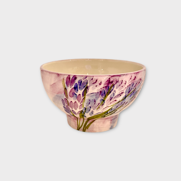 en vacker skål i keramik med motiv av lavendel. färger i lila blå nyanser med lavendel i olika nyanser av lila och blått med gröna blad. handmålad. svensk design lena linderholm
