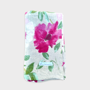 linneduk med tryckta pioner i rosa,cerisa och vita blommor med gröna blad i olika nyanser. lena linderholm design